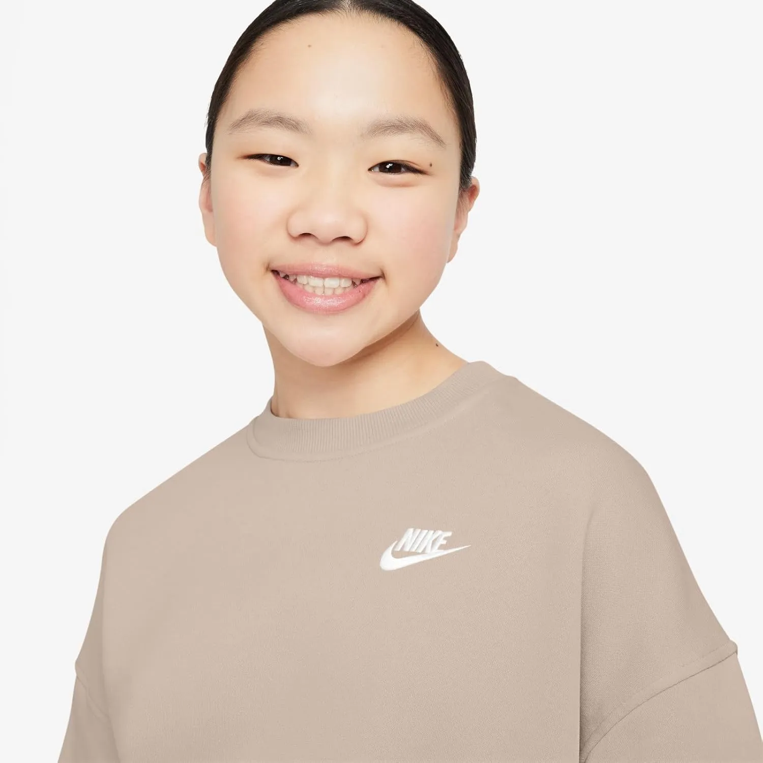 Nike Sportswear Club Fleece Girls' Boxy Crew-Neck Sweatshirt (FZ9244-126, Sanddrift/White)